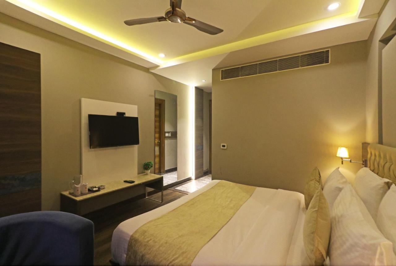 The Ivy Grand Hotel In City Centre With Free Secured Parking New Delhi Exterior foto