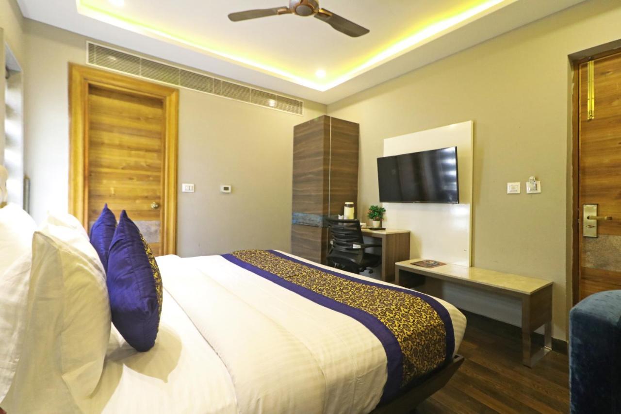 The Ivy Grand Hotel In City Centre With Free Secured Parking New Delhi Exterior foto