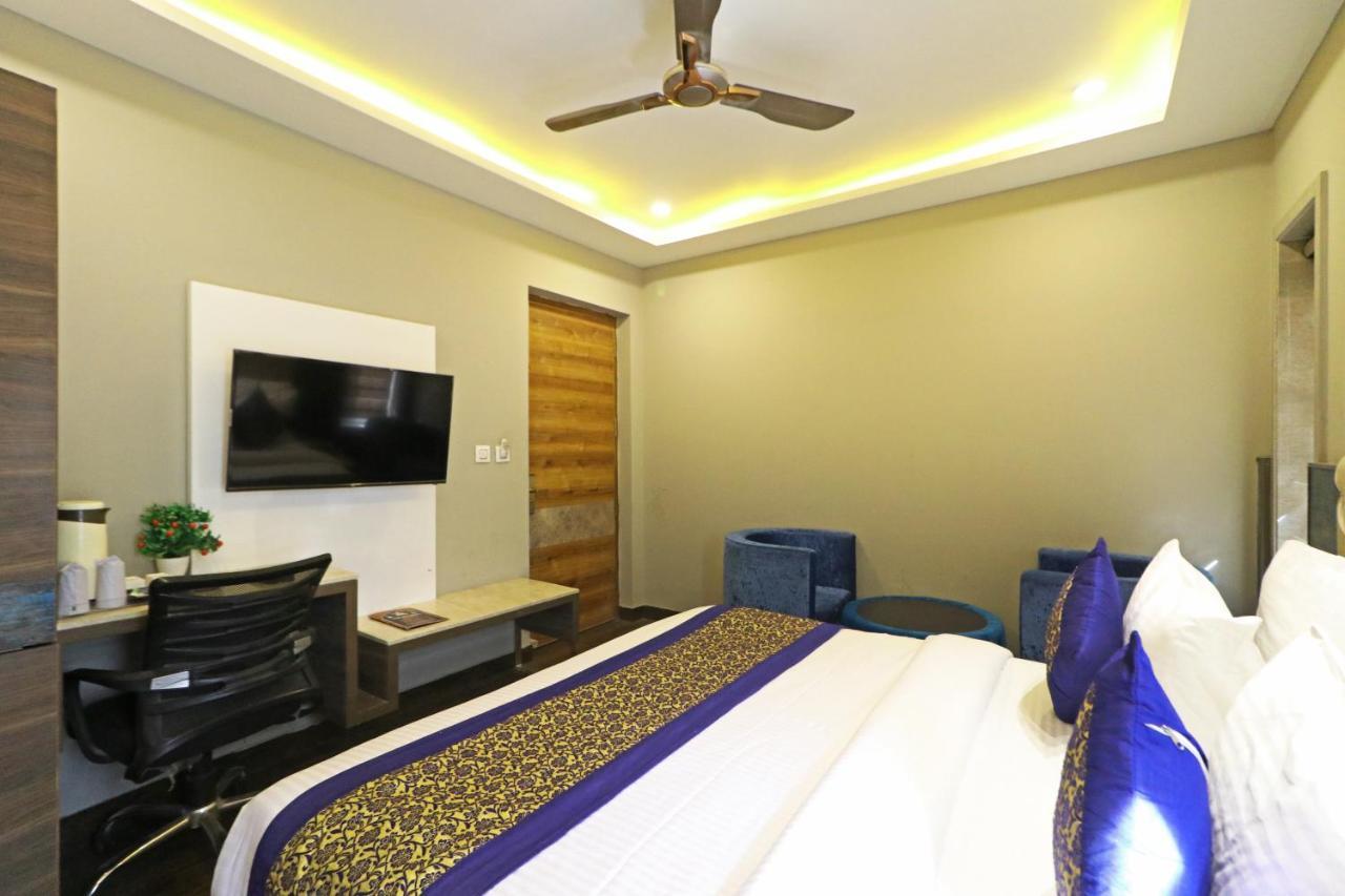 The Ivy Grand Hotel In City Centre With Free Secured Parking New Delhi Exterior foto